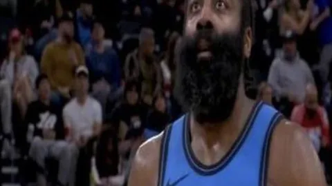 《李嗣镕姐弟足球盛宴同框，姐姐时尚穿搭吸睛，与名将张稀哲亲密合影》